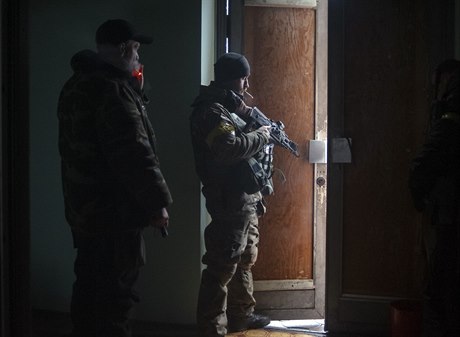 Ukrajintí vojáci v budov koly v Debalcevu.