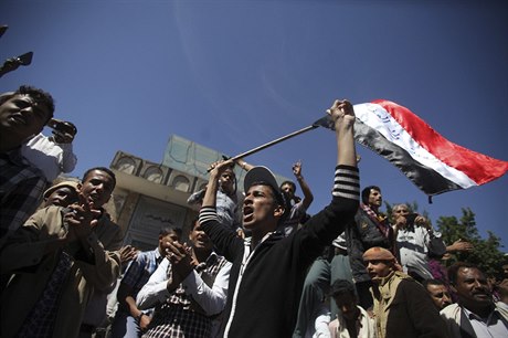 Protesty proti íitským povstalcm na severozápad Jemenu. Demonstrant mává...