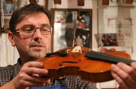 Mistr houslař Tomáš Skála z Lub.