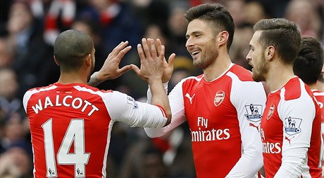 Olivier Giroud (uprosted) oslavuje se svými spoluhrái z Arsenalu branku