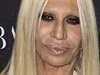 Módní návrháka Donatella Versace to splastikami pehání. Botoxové injekce a...