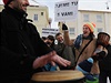 Demonstranti v Krásné Líp k vyjádení nesouhlasu vyuili transparent i bubn.
