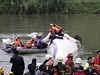 Záchranái vytahují pasaéi zíceného letadla TransAsia.