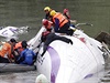 Záchranná akce v Tai - pei. Ze zíceného letadla vytahují záchranái peiví i...