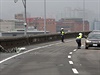 Policisté organizují dopravu na most pes eku, do které se zítilo letadlo...