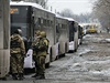 lenové ozbrojených sil Doncké lidové republiky stojí vedle autobus a kamion...