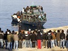 Lampedusa, malý ostrov ve Stedozemním moi, se potýká s náporem uprchlík z...
