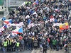 Úastníci protiislámské demonstrace se 31. ledna vydali ze Staromstského...