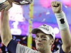 ampioni. Tom Brady z New England Patriots s trofejí pro vítze.