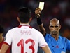 lutá karta. Tuniský fotbalista Sassi dostal od sudího napomenutí.