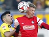 Gündogan v dresu Dortmundu se snaží od míče odstavit protihráče.