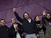 Pablo Iglesias, éf Podemosu, zdvihá sebevdom pst.