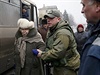 Ukrajintí vojáci pomáhají s evakuací civilist z Debalceva.