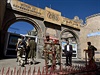 Ozbrojení íittí povstalci ped budovou jemenského parlamentu v Saná.