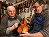 Mistr housla Tomá Skála z Lub (vlevo) s kolegou Emilem Lupaem.