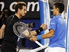 Andy Murray (vlevo) gratuluje vítzi Novaku Djokoviovi