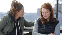 Z filmu Pod jsem to j (orig. Still Alice) s Julianne Moore (vpravo).