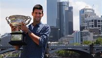 KRL MELBOURNE. Novak Djokovi pzoval s trofej pro vtze nedaleko centra...