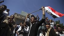Protesty proti itskm povstalcm na severozpad Jemenu. Demonstrant mv...