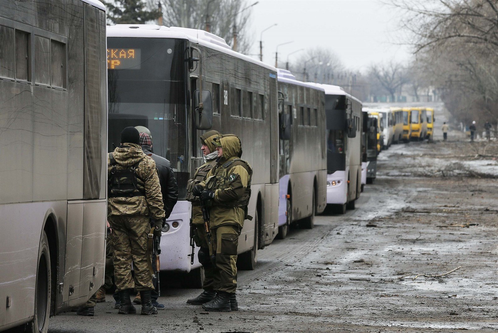 �lenové ozbrojených sil Don�cké lidové republiky stojí vedle autobus� a kamion�...