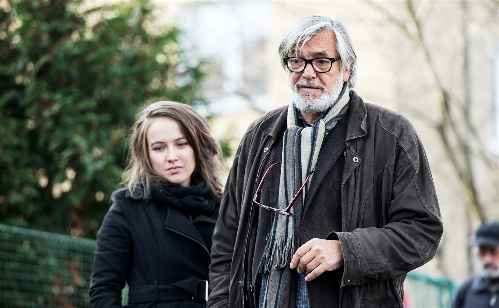 Vidí to stejn�. Reportérka Hedvika (Tereza Vo�í�ková) zji��uje, �e chce být jako reportér Vlach (Ji�í Barto�ka). 