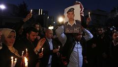 Jordánci v pondlí veer zapálili svíky ped japonskou ambasádou v Ammánu, aby...