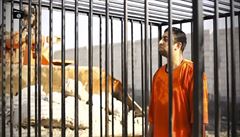 Zajatec IS, jordánský pilot Maáz Kasásba, stojí v kleci na jednom ze zábr...