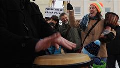 Demonstranti v Krásné Líp k vyjádení nesouhlasu vyuili transparent i bubn.