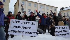 Víte jist, e nebudete jedním z nás? ptal se jeden z transparent prezidenta.