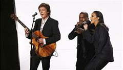 Paul McCartney, Rihanna a Kanye West b�hem svého vystoupení, kdy zazn�la píse�...