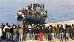 Lampedusa, malý ostrov ve Středozemním moři, se potýká s náporem uprchlíků z... | na serveru Lidovky.cz | aktuální zprávy