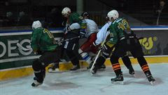 T�I NA DVA. Redaktor Lidovky.cz (úpln� vpravo) zkou�í zezadu atakovat Michala...