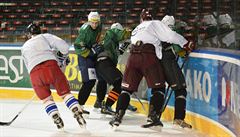 ANI HNOUT. Redaktor Lidovky.cz (uprost�ed) se sna�í vymanit ze sev�ení Vojt�cha...