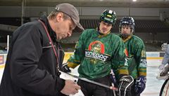 INSTRUKCE OD PRAVÉHO TRENÉRA. Noviná�i naslouchají pokyn�m Josefa Janda�e, jak...