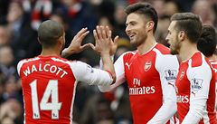 Olivier Giroud (uprosted) oslavuje se svými spoluhrái z Arsenalu branku