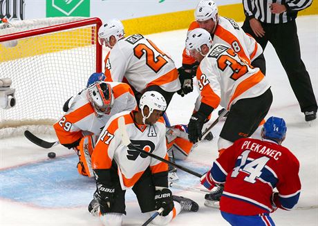 Centr Montrealu Tomá Plekanec skóruje na led Philadelphia Flyers.