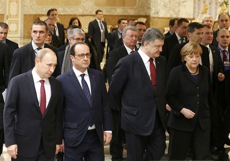 Zleva: ruský prezident Vladimir Putin, francouzský prezident Francois Hollande,...