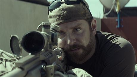 Bradley Cooper ve filmu Americk sniper.