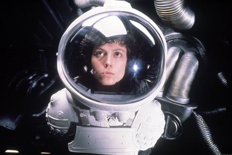 Sigourney Weaverová ve filmu Vetelec (1979).