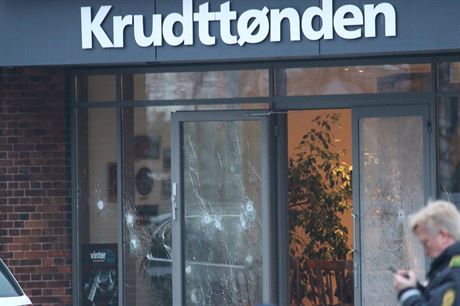 Podle TV2 zstalo v oknech kavrny Krudttoenden 30 dr po kulkch a nejmn dva...