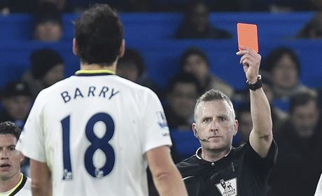 erven karta! Gareth Barry z Evertonu utkn na hiti Chelsea nedohrl.