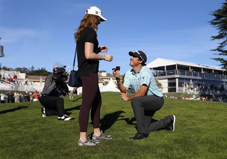 Golfista Mark Hubbard ádá u 18. jamky o ruku svou pítelkyni Meaghan McCurley.