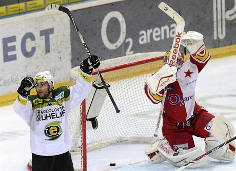 Karlovarsk tonk Radek Duda se raduje z glu. V brance Slavie je Dominik...