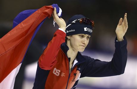Martina Sblkov slav s eskou vlajkou triumf v zvod na 5000 metr.