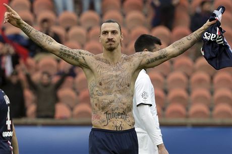 Zlatan Ibrahimovi oslavuje svj gól proti Caen. Svleením dresu a pedvedením...