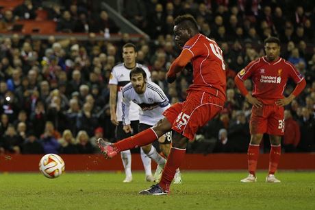 Mario Balotelli promuje penaltu proti Liverpoolu.