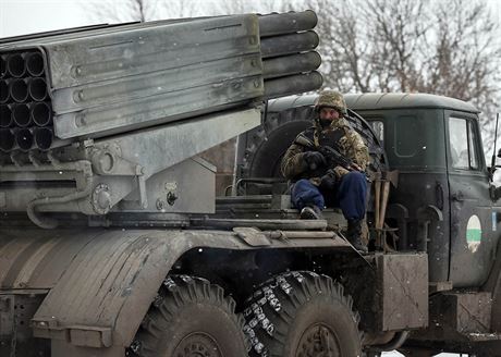 Pslunk ukrajinskch ozbrojench sil na raketometu Grad pobl msta...