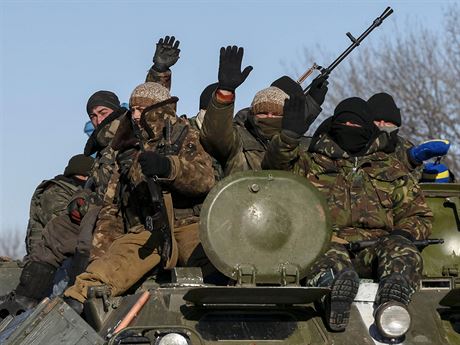 Písluníci ukrajinských ozbrojených sil u msta Debalceve. Podle dosud...
