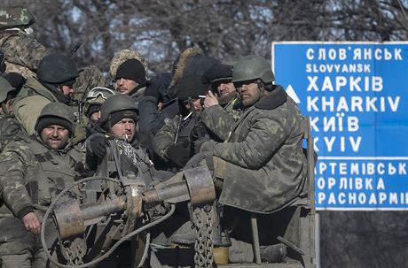 Ukrajintí vojáci se stahují z Debalceve.