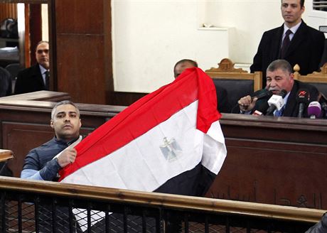Noviná Mohamed Fahmy s egyptskou vlajkou  u soudu v egyptském mst Cairo